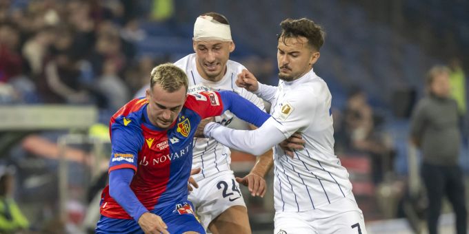 Basels Liam Millar im Duell mit den Zürchern Nikola Katic und Bledian Krasniqi. FCZ FC BAsel Noten