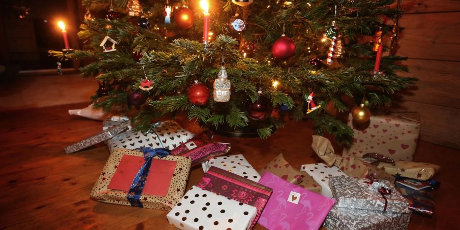 Wegen der hohen Iflationen wollen viele Menschen nun auf betimmte Anschaffungen verzichten. Auch bei Weihnachtsgeschenken könnte in diesem Jahr oft gespart werden.