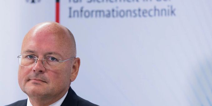 ARCHIV - Deutschland distanziert sich seit Monaten von Russland. Ein Mann an der Spitze des Bundesamtes für Sicherheit in der Informationstechnik, dem mangelne Distanz zu russischen Geheimdienstkreisen vorgeworfen wird, passt da nicht. Arne Schönbohm wurde nun entlassen. Foto: Rolf Vennenbernd/dpa ARCHIV - Deutschland distanziert sich seit Monaten von Russland. Ein Mann an der Spitze des Bundesamtes für Sicherheit in der Informationstechnik, dem mangelne Distanz zu russischen Geheimdienstkreisen vorgeworfen wird, passt da nicht. Arne Schönbohm wurde nun entlassen. Foto: Rolf Vennenbernd/dpa