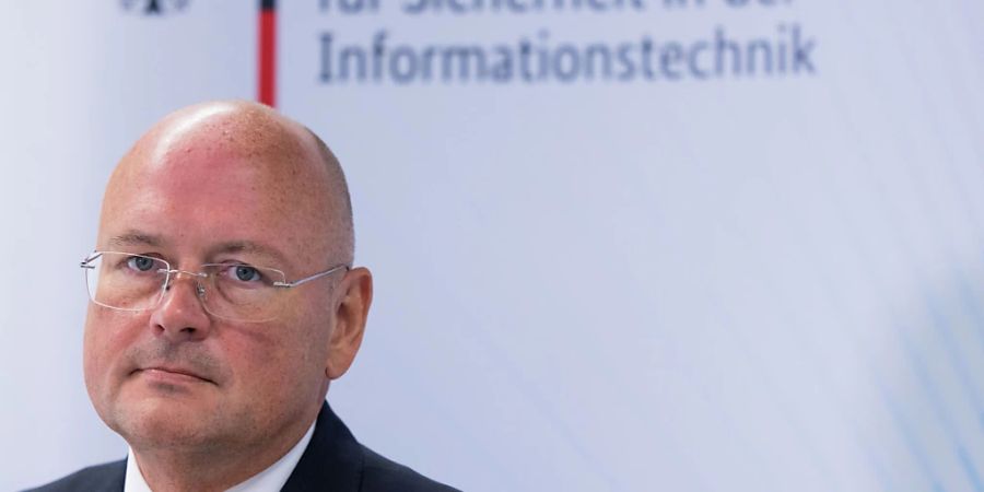 ARCHIV - Deutschland distanziert sich seit Monaten von Russland. Ein Mann an der Spitze des Bundesamtes für Sicherheit in der Informationstechnik, dem mangelne Distanz zu russischen Geheimdienstkreisen vorgeworfen wird, passt da nicht. Arne Schönbohm wurde nun entlassen. Foto: Rolf Vennenbernd/dpa