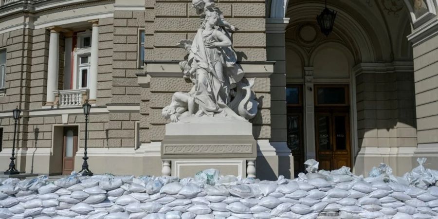 Bauwerke werden seit Kriegsbeginn mit Sandsäcken geschützt