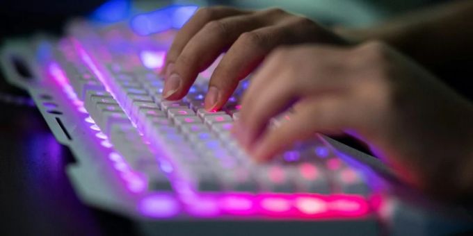 Eine Person sitzt am Computer. (Symbolbild) google