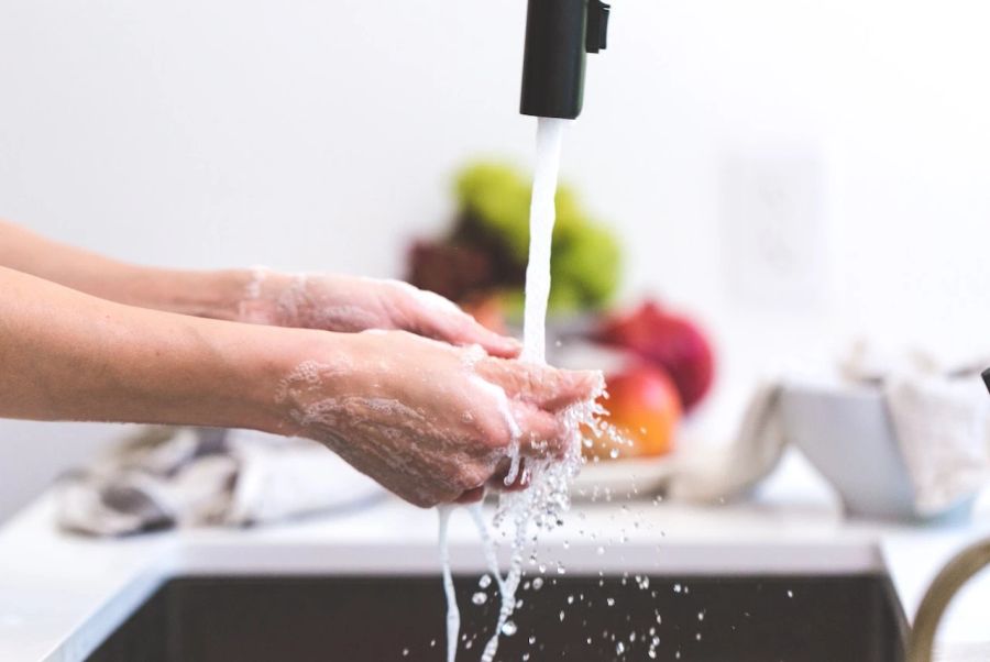 Hände Waschbecken waschen Schaum Hygiene