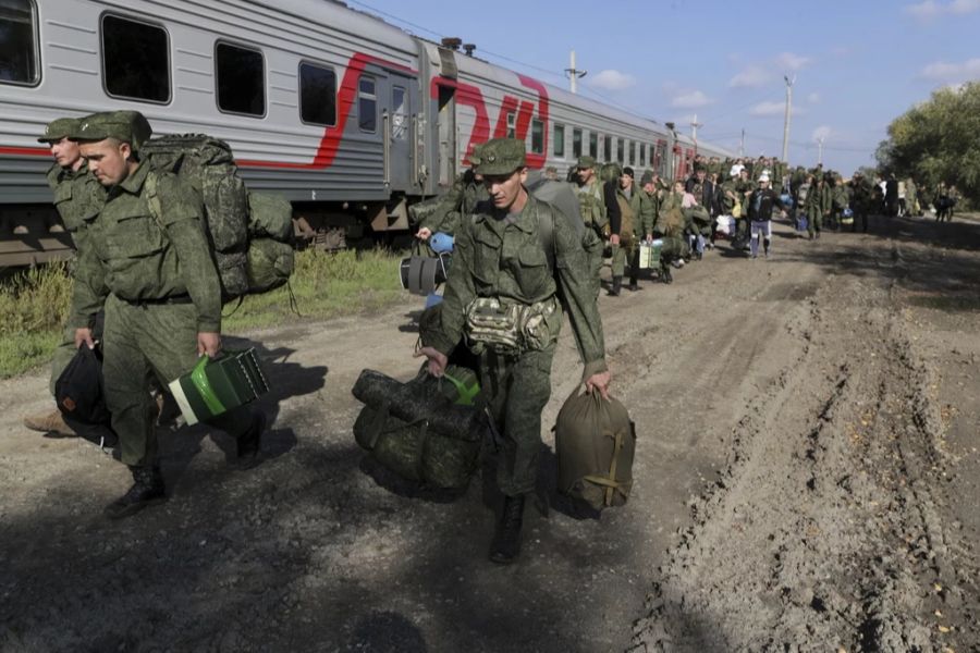 Zahlreiche Russen nehmen in Prudboi, Russland, einen Zug, mit dem sie in den Ukraine-Krieg gefahren werden.