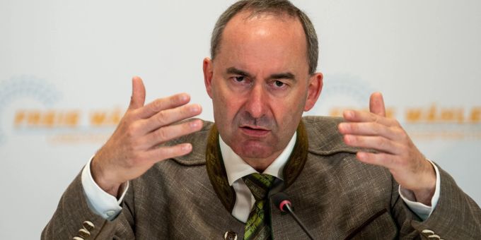 Mit vermeintlichem Eigenlob sorgte Bayerns Wirtschaftsminister Hubert Aiwanger auf Twitter für Wirbel. Mit vermeintlichem Eigenlob sorgte Bayerns Wirtschaftsminister Hubert Aiwanger auf Twitter für Wirbel.