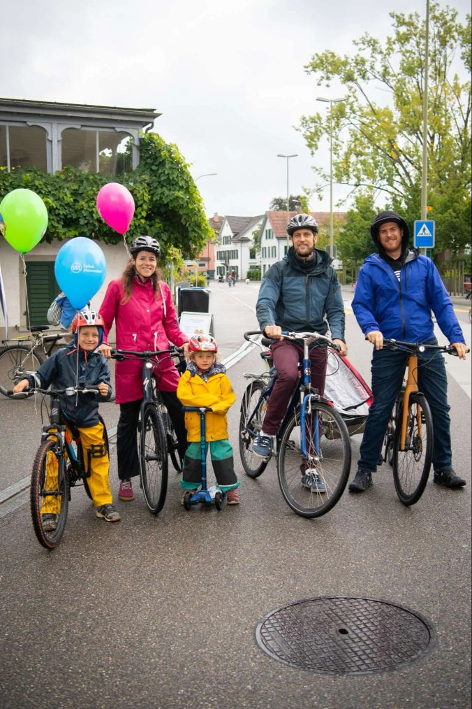Auch diese Familie aus Männedorf liess sich vom Regen nicht abschrecken.