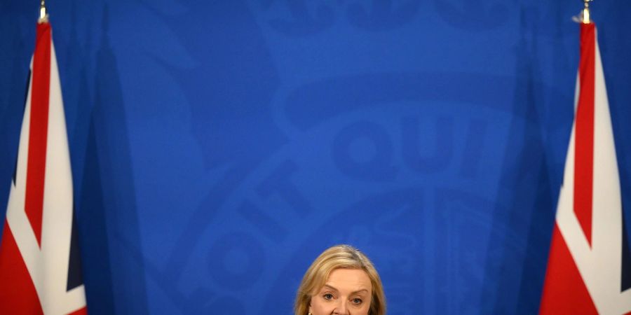 Liz Truss spricht während einer Pressekonferenz in der Downing Street.