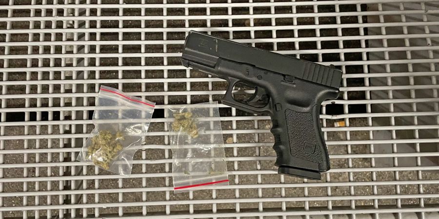 Die Pistole sowie das Marihuana wurden sichergestellt