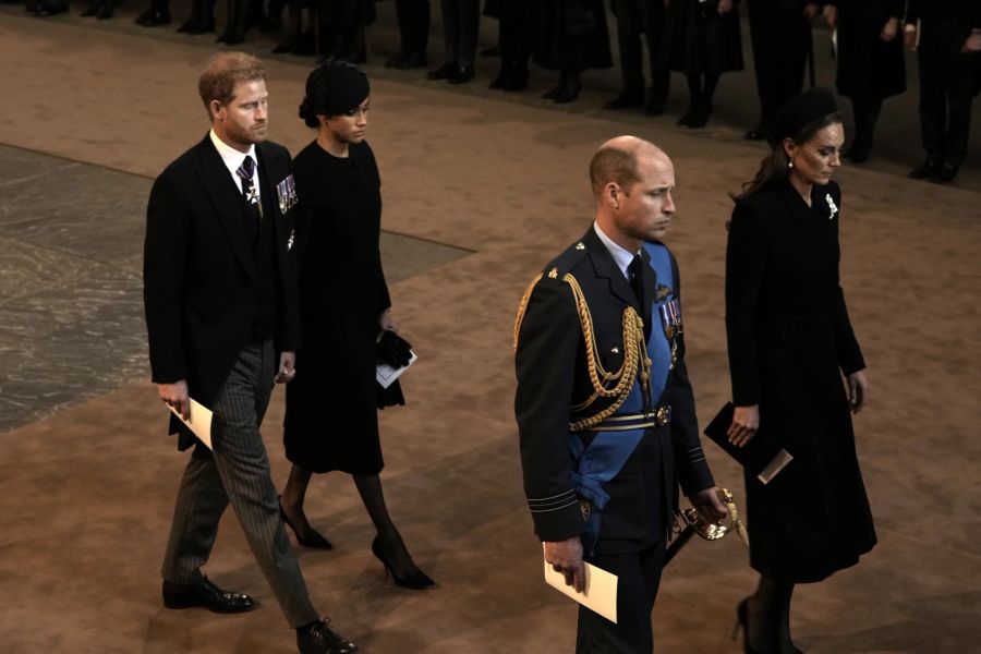 Meghan und Harry gehen hinter William und Kate.