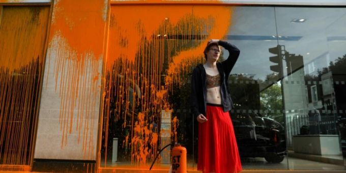 In London - Umweltaktivisten besprühen Aston-Martin-Showroom mit Farbe