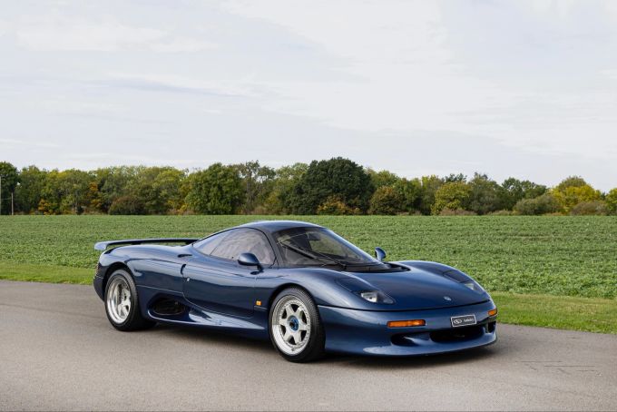Der Jaguar XJR 15 war der Homologations-Fahrzeug für die Le Mans-Rennwagen und hatte ein eher scharfes Fahrverhalten 1991 Jaguar XJR 15