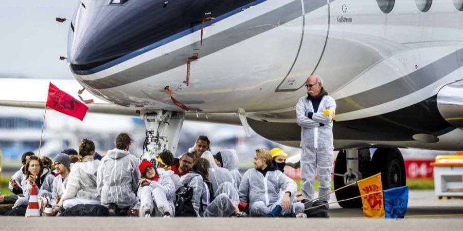 Auf dem Amsterdamer Flughafen Schiphol blockierten Klima-Aktivisten Privatjets.