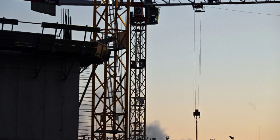 Ein Kran auf einer Baustelle. Es wird gebaut, aber weniger als zuvor.