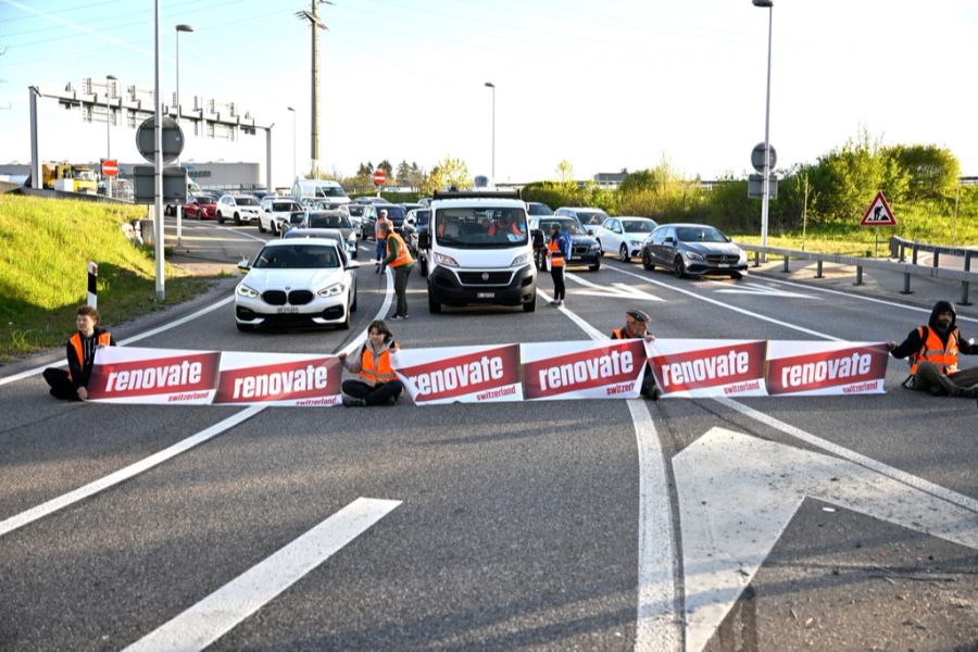 Auch in der Schweiz: Aktivisten von Renovate Switzerland blockieren die Autobahnausfahrt Bern-Wankdorf am 19. April 2022.