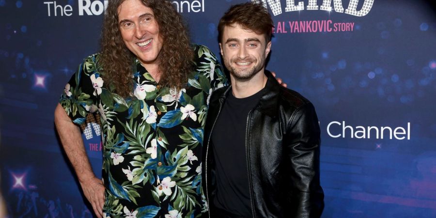 Der Komiker und Musiker Al Yankovic (l) und Daniel Radcliffe bei der Premiere von  «Weird: The Al Yankovic Story».