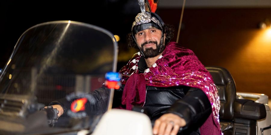 Motorrad statt Pferd: In Essen hat ein Martinsdarsteller umgesattelt.