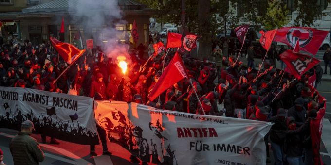 Rund tausend Personen demonstrierten in Genf gegen Rechtsextremismus. Demo Genf