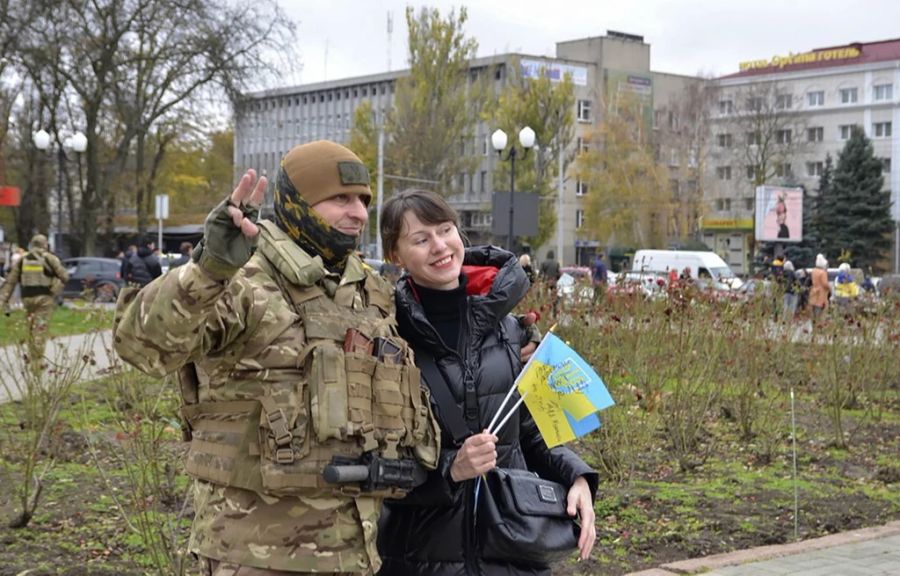 Die ukrainischen Soldaten wurden in Cherson von den Anwohnern freudig empfangen.