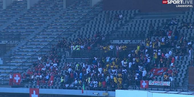 Speziell: Die beiden Fan-Lager feiern im gleichen Block, ansonsten ist das Stadion beinahe leer. WM 2022