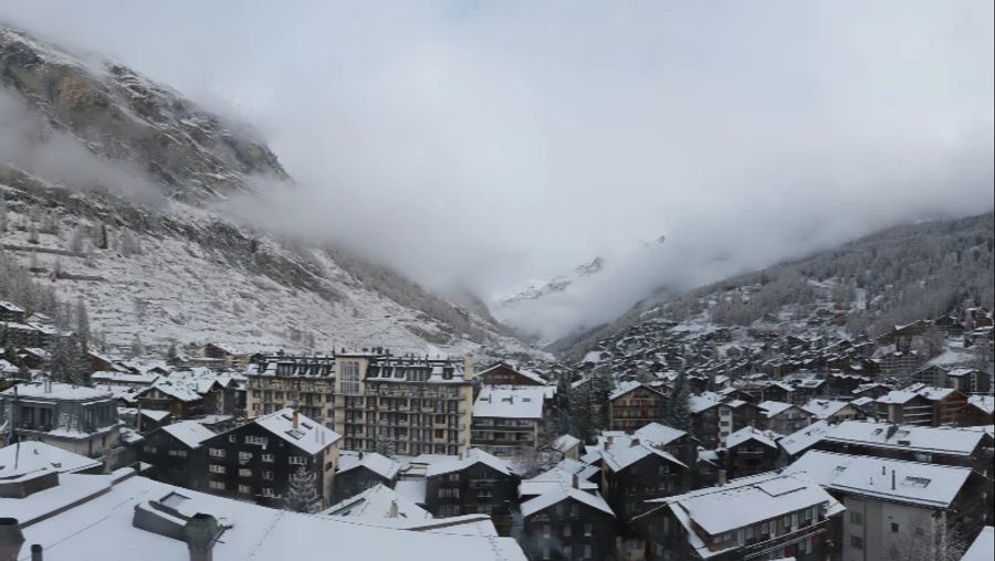 Die Webcam in Zermatt VS hält den Neuschnee fest.