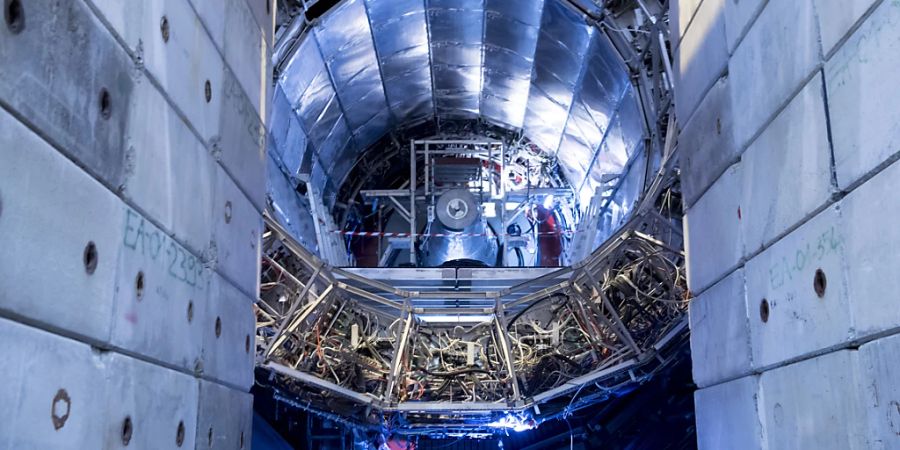 In der Energiekrise muss auch am grössten Teilchenbeschleuniger der Welt in Genf Strom gespart werden. Die Europäische Organisation für Kernforschung (Cern) schickt ihn am 28. November zwei Wochen früher als geplant in die übliche Winterpause. (Archivbild)