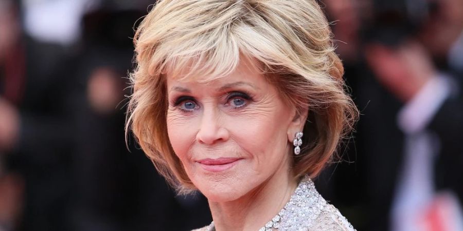 Jane Fonda vor den Fotografen