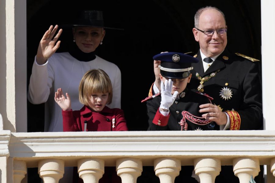 Charlène von Monaco, Gabriella, Jacques und Fürst Albert winken vom Balkon.