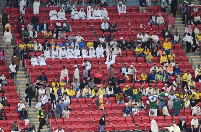 Zahlreiche Zuschauer verliessen schon vor Spielende das Stadion. Robert Michael/dpa WM 2022 Katar Ecuador