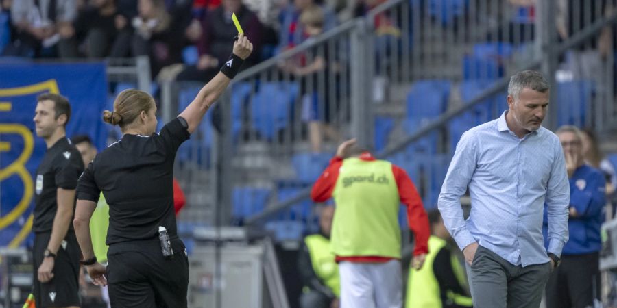 Schiedsrichterin Esther Staubli zeigt in der Partie zwischen Basel und Winterthur sechs Gelbe Karten. Hier wird FCB-Coach Alex Frei verwarnt.