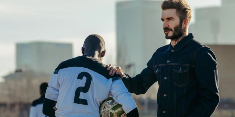 HANDOUT - David Beckham in einer Szene aus «S.O.S. mit David Beckham» (undatiert). Die Serie startet am 9. November 2022 beim kostenpflichtigen Streamingdienst Disney+. Foto: --/Disney+/dpa - ACHTUNG: Nur zur redaktionellen Verwendung im Zusammenhang mit einer Berichterstattung über die Sendung auf Disney+ und nur mit vollständiger Nennung des vorstehenden Credits
