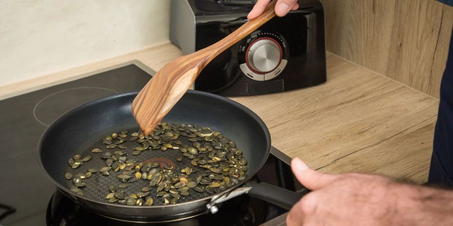 Kürbiskerne lassen sich sowohl im Ofen als auch in der Pfanne rösten.