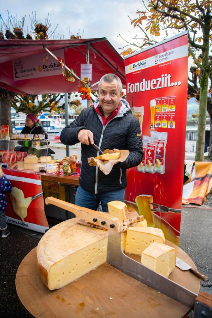 Thomas Hofer von der Dorfchäsi Hofer in Aarwangen bot den Besuchern Kostproben.