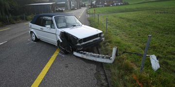 Brunnadern: Selbstunfall mit Auto