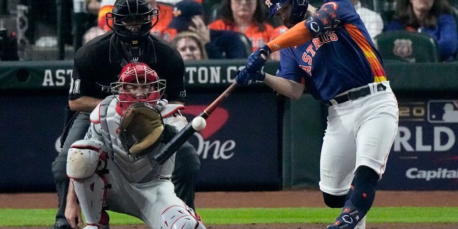 Chas McCormick von den Houston Astros schlägt einen Single während des vierten Innings.