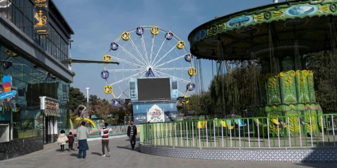 Männer im Stadtpark von Kabul. Vergnügungspark Kabul