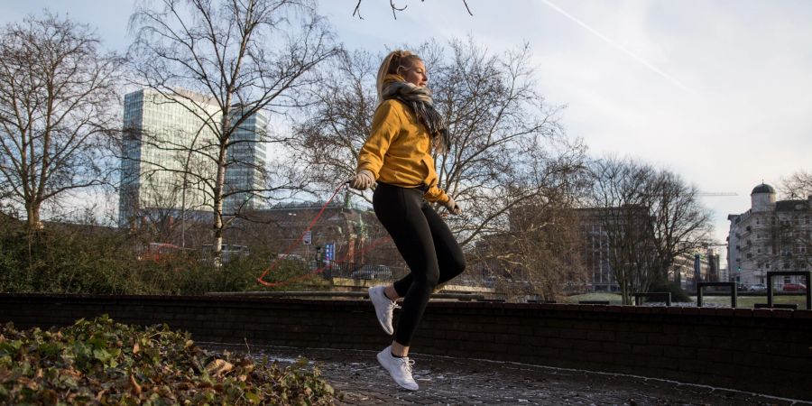 Frau Herbst Sport Seilspringen