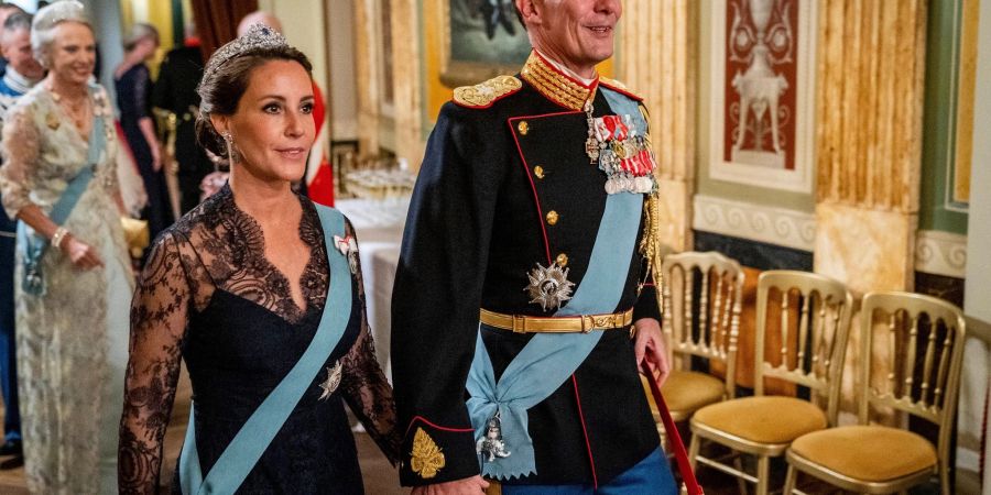 Prinz Joachim und Prinzessin Marie von Dänemark begrüssen die Gäste im Dänisch-Königlichen Theater anlässlich des 50. Jahrestages der Thronbesteigung der dänischen Königin.