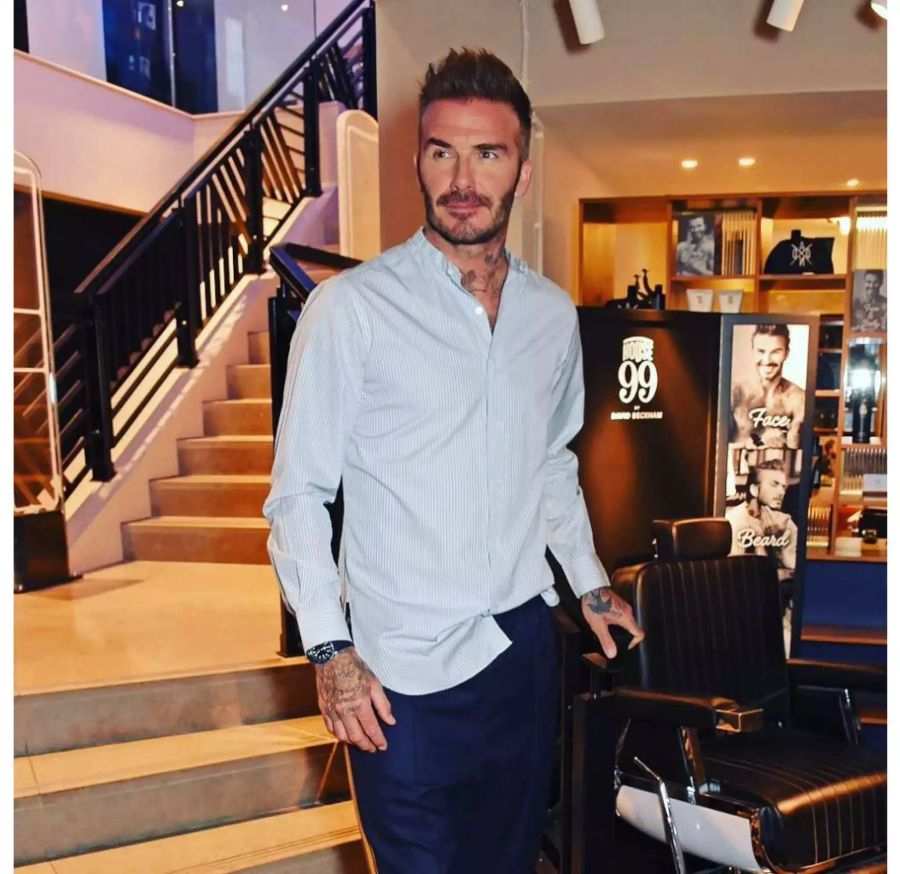 Schnipp, schnapp, Dutt ab: David Beckham hat den Langhaar-Trend beendet.