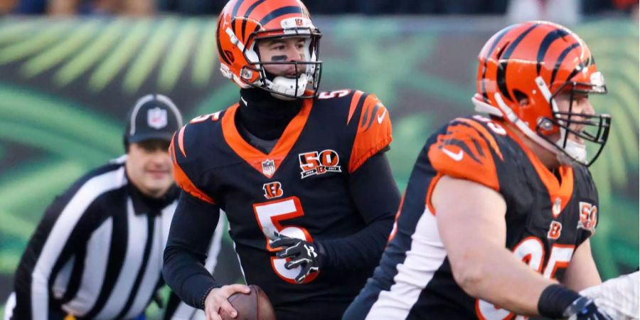 Nach einer starken Leistung und der unglücklichen Niederlage gegen die Steelers floppen die Bengals zu Hause gegen die schwachen Chicago Bears und verlieren mit 7 zu 33 . Was für eine verkorkste Saison des Teams von Quarterback Andy Dalton. In der zweiten Hälfte geht dieser auf die Bank, AJ McCarron übernimmt (Bild).