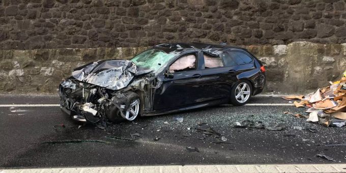 Ein von Spiez herkommendes Auto wurde vom Container getroffen. Der Lenker wurde leicht verletzt. Ein von Spiez herkommendes Auto wurde vom Container getroffen. Der Lenker wurde leicht verletzt.