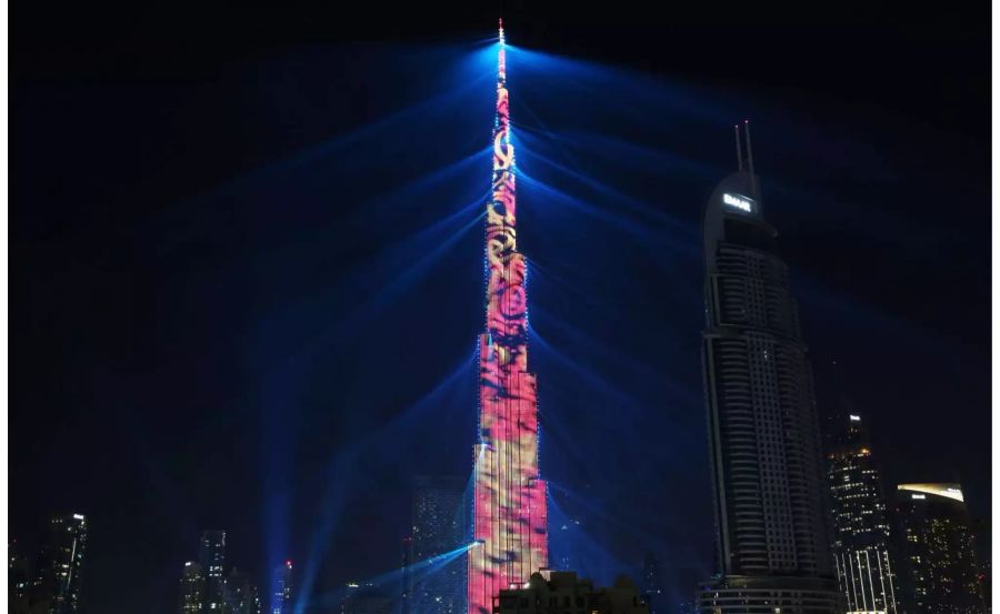 Statt mit einem riesigen Feuerwerk hat das Golfemirat Dubai das neue Jahr mit einer außergewöhnlichen Lichtshow begrüsst. Der 828 Meter hohe Burj Khalifa wurde dabei zur «Leinwand». Mit der Performance «Light Up 2018» will der Betreiber Emaar ins Guinness Buch der Rekorde kommen.