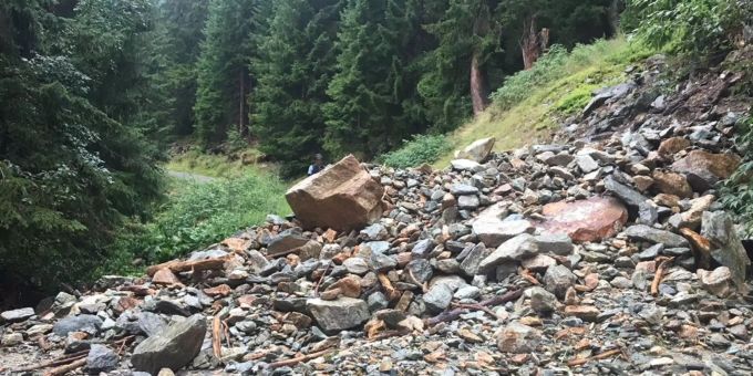 Eine verschüttete Strasse nach den Niederschlägen im Val Russein GR. Eine verschüttete Strasse nach den Niederschlägen im Val Russein GR.