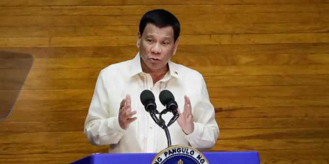 «Eure Sorge sind die Menschenrechte. Meine sind Menschenleben», verteidigt der philippinische Präsident Rodrigo Duterte seine strikte Anti-Drogenpolitik, der schon Tausende Menschen das Leben gekostet hat. «Eure Sorge sind die Menschenrechte. Meine sind Menschenleben», verteidigt der philippinische Präsident Rodrigo Duterte seine strikte Anti-Drogenpolitik, der schon Tausende Menschen das Leben gekostet hat.