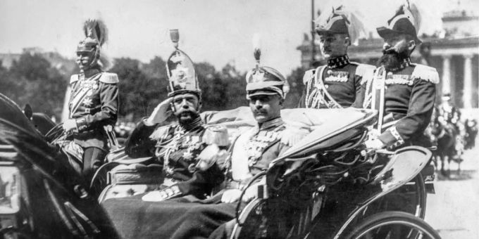 Der russische Zar Nikolaus II. (l) bei seinem Besuch in Berlin mit Kaiser Wilhelm II. (r). Kaiser Wilhelm