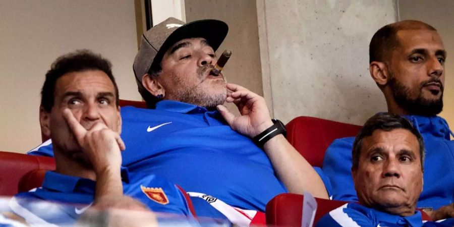 In der VIP-Loge paffte Diego Maradona trotz Rauchverbots Zigarre.