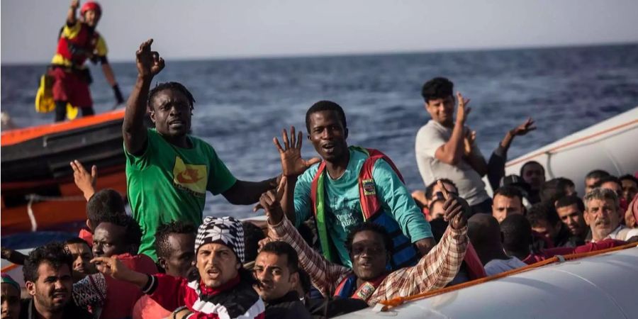 Proactiva Open Arms hat 59 Flüchtlinge aus dem Mittelmeer gerettet und an Bord genommen.