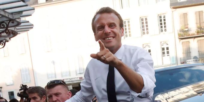 Nach einem Besuch der Patisserie Bordelaise, einer Konditorei in Bagneres de Bigorre, grüsst Emmanuel Macron, französischer Präsident, die wartenden Menschen. Nach einem Besuch der Patisserie Bordelaise, einer Konditorei in Bagneres de Bigorre, grüsst Emmanuel Macron, französischer Präsident, die wartenden Menschen.