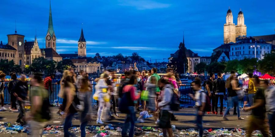 Teilnehmer nach der 2017-Ausgabe der Technoparade Street Parade in Zürich. Laut den Veranstaltern wurde in diesem Jahr ein besonders hoher Schaden durch falsche Euroscheine verzeichnet.