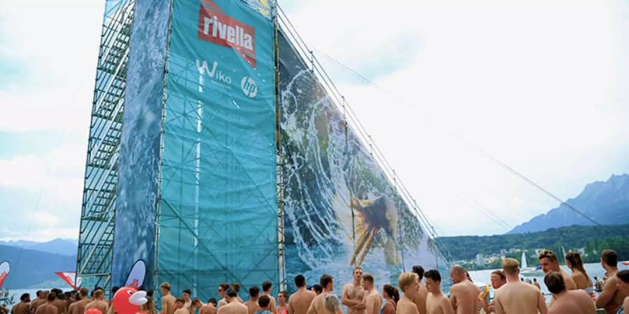 Abenteuerlustige warten gespannt vor der Summerslide-Rutsche.