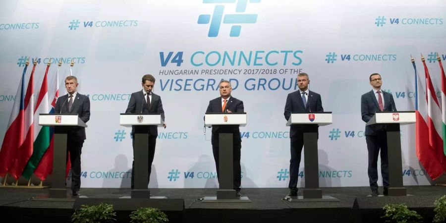 V.l. Andrej Babis (Tschechien), Sebastian Kurz (Österreich), Viktor Orban (Ungarn), Peter Pellegrini (Slowakei), Mateusz Morawiecki (Polen) an der Pressekonferenz zum Abschluss des Treffens am Donnerstag.